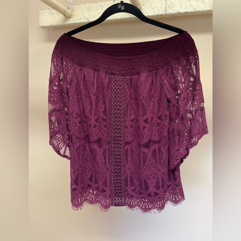 Women’s shirt in size medium, color burgundy